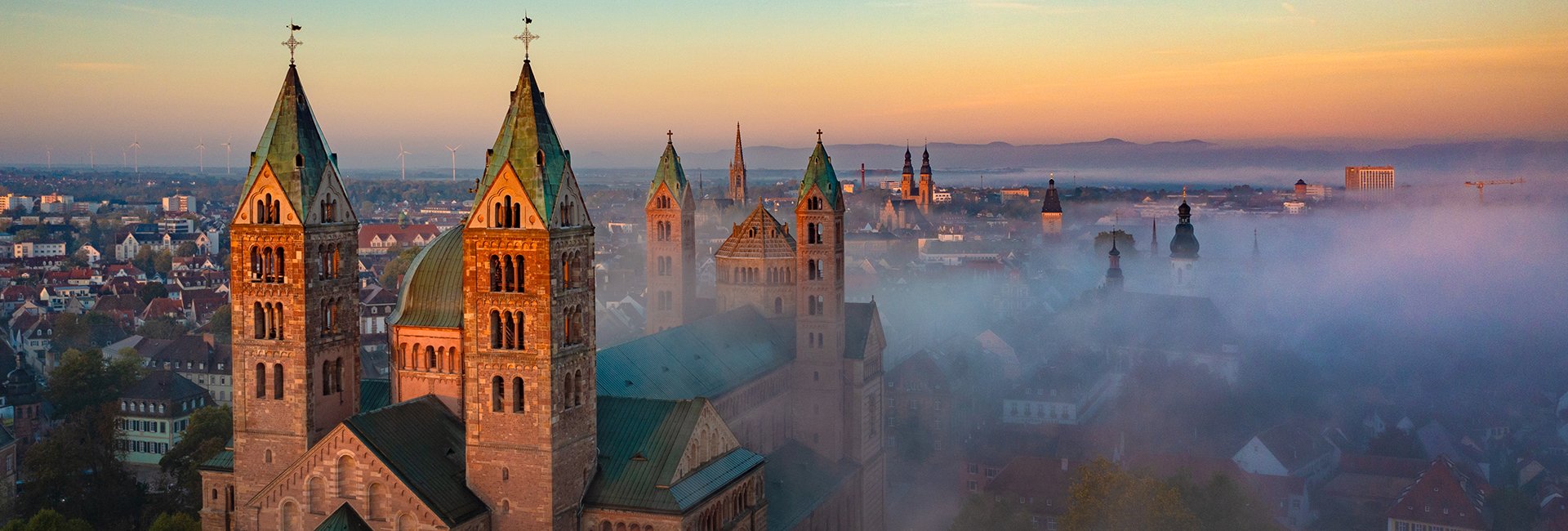 Dom im Nebel bei Sonnenaufgang