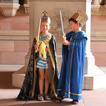 Kinder in Verkleidung mit Kaiserkrone, Mantel und Schwert