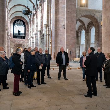 Gruppe mit Domführer in der Apsis