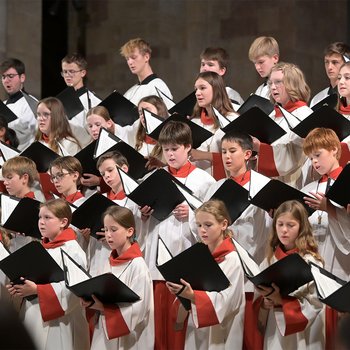 domsingknaben und Mädchenchor singend im Dom