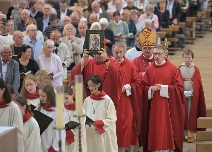 Feierlicher Einzug zum Pfingstfest 2026 mit rot gekleideten Zelebranten und dem Domchor in weißen Chorgewändern