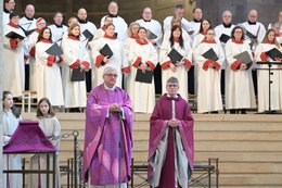 Bischof Wiesenmann steht am Altar im Speyerer Dom