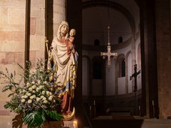Statue der Muttergottes mit Blumenschmuck im Dom